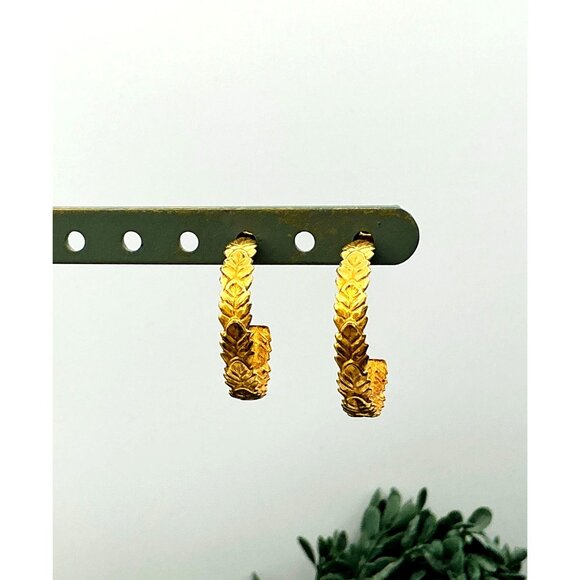 Elegant Gold-Tone Leaf Pattern Hoop Earrings - Picture 4 of 5